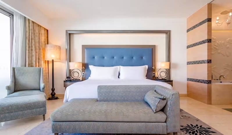 Deluxe Suite Pool View 1_001